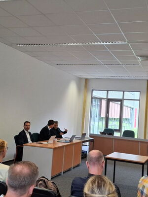 Blick in den Gerichtssaal vor der Verhandlung, Beklagtenseite © Marko Winter, 2026