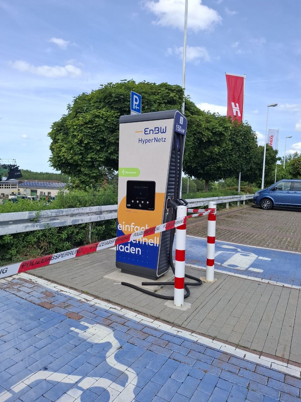 Ladekabel abgeschnitten auf Hellweg Parkplatz © Marko Winter, 2026