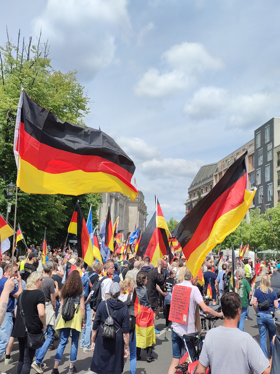 Demonstration mit Deutschland Fahnen
